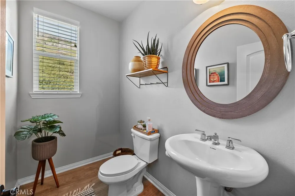 28200 Nield Court Saugus, CA 91350