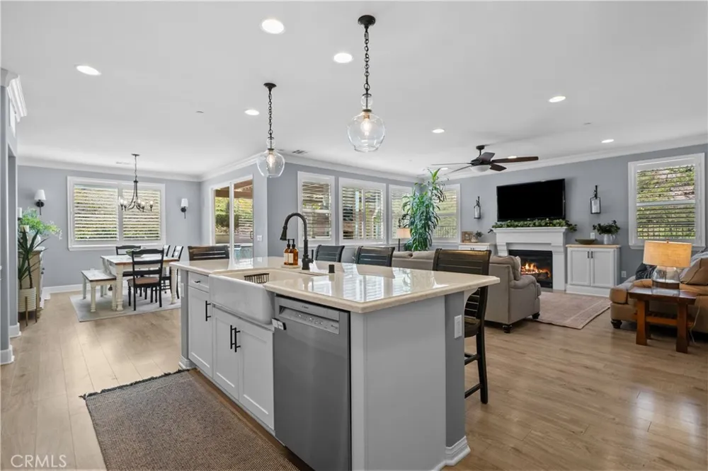 28200 Nield Court Saugus, CA 91350