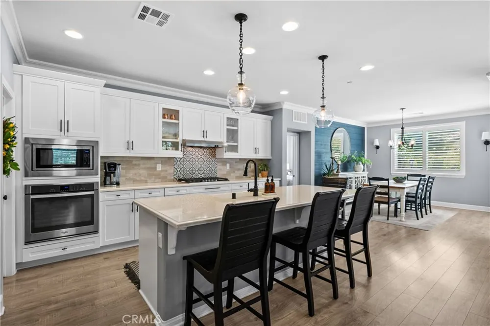 28200 Nield Court Saugus, CA 91350