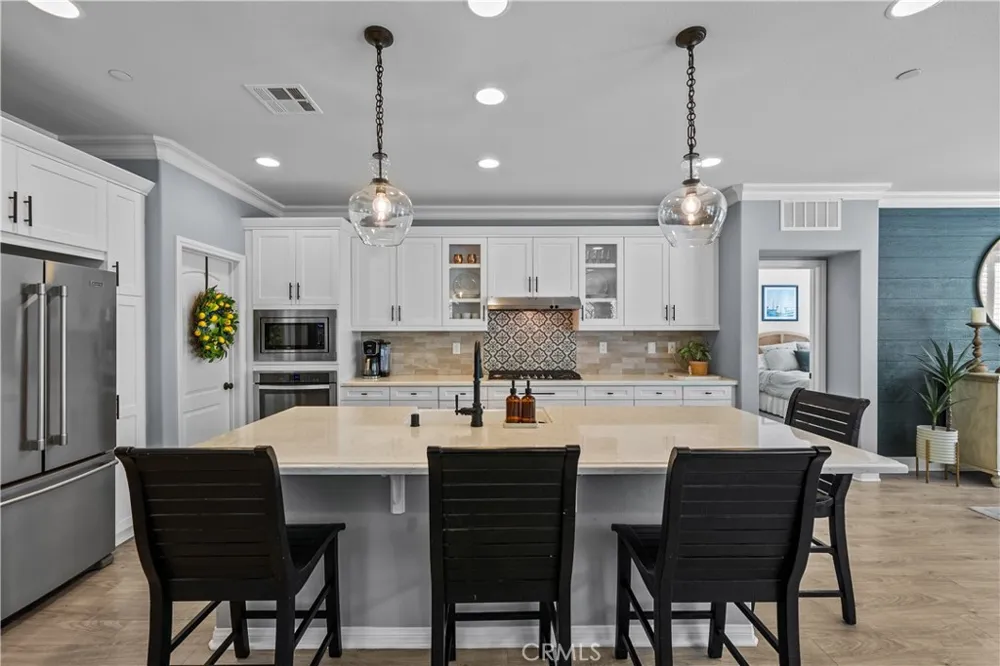 28200 Nield Court Saugus, CA 91350