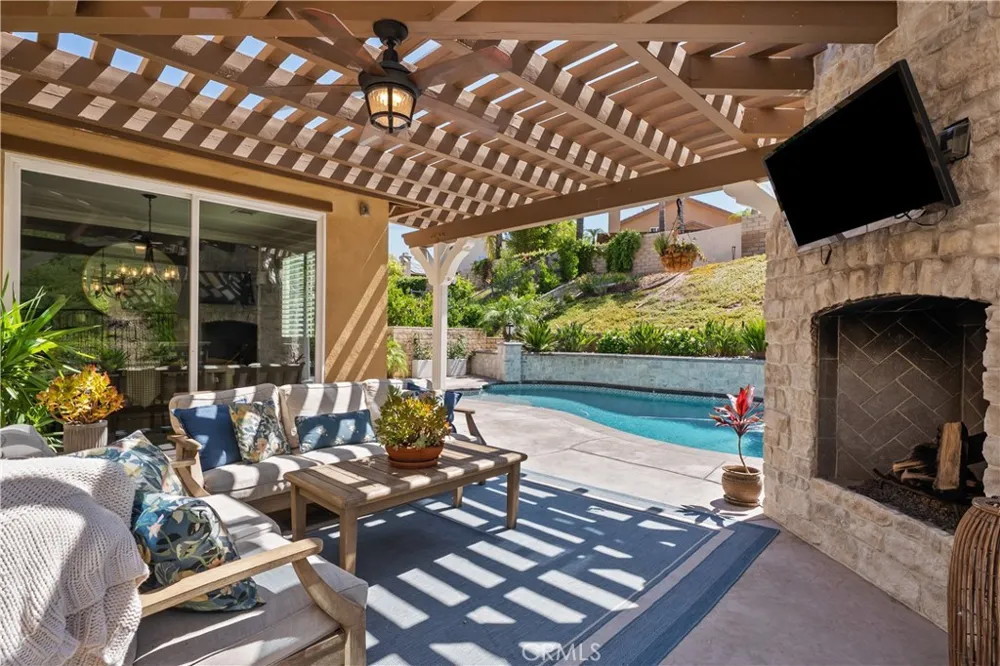 28200 Nield Court Saugus, CA 91350