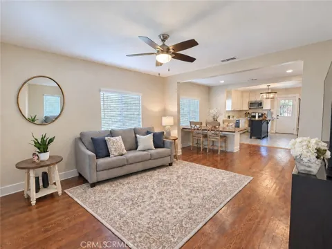 220 W Kendall