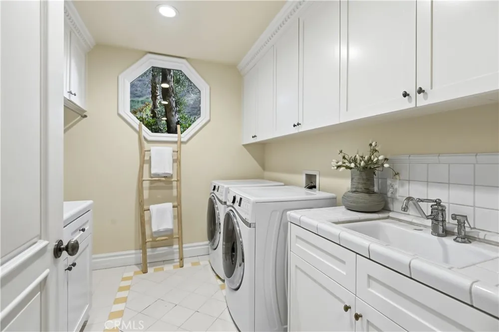 1502 Bienveneda Pacific Palisades, CA 90272
