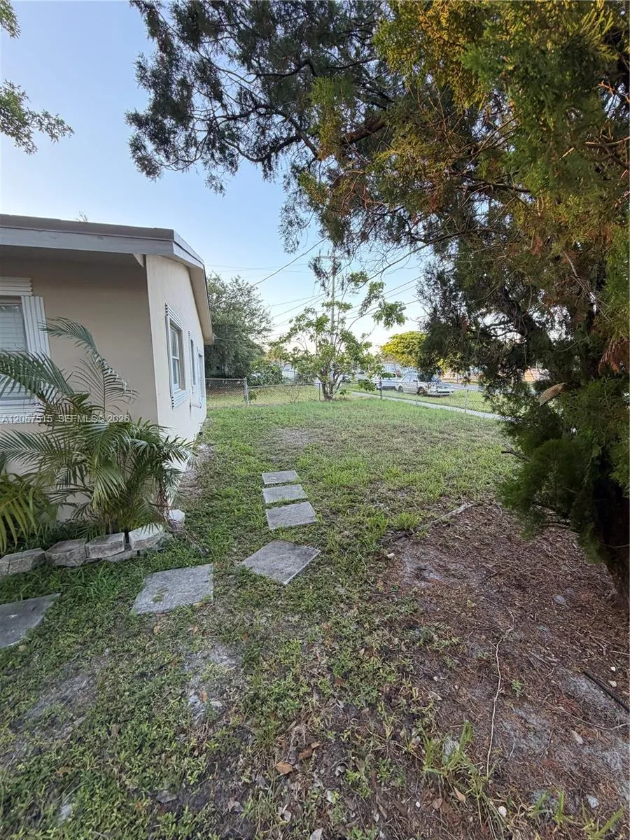 734 SW 8th St Dania Beach, FL 33004