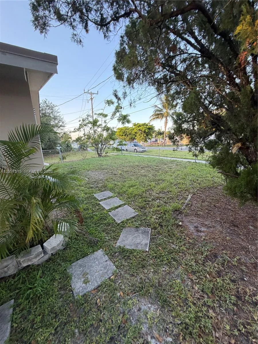 734 SW 8th St Dania Beach, FL 33004