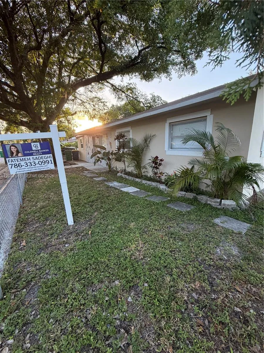 734 SW 8th St Dania Beach, FL 33004
