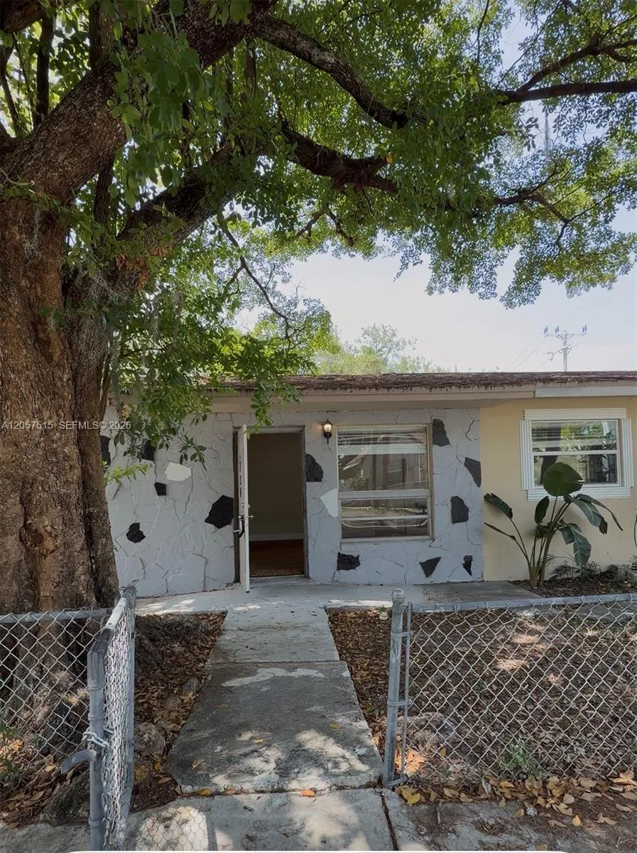 734 SW 8th St Dania Beach, FL 33004
