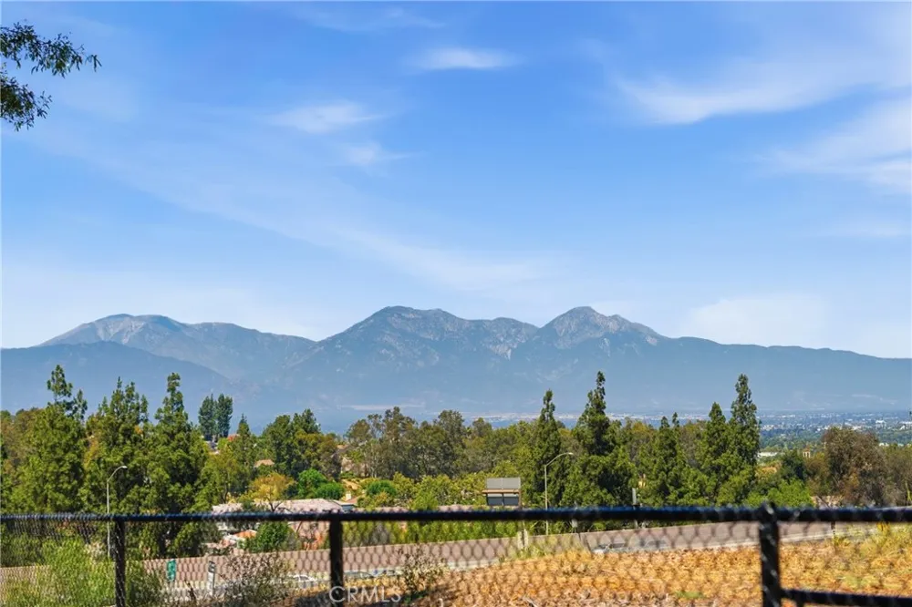 22 Mesquite Place Pomona, CA 91766
