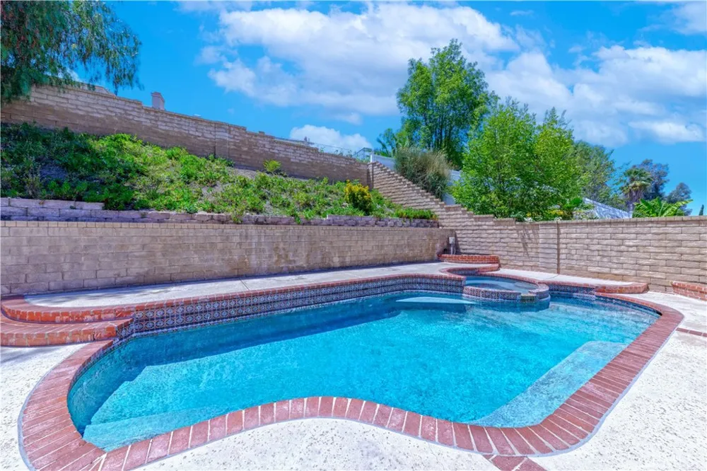 21452 Carol Sue Saugus, CA 91350