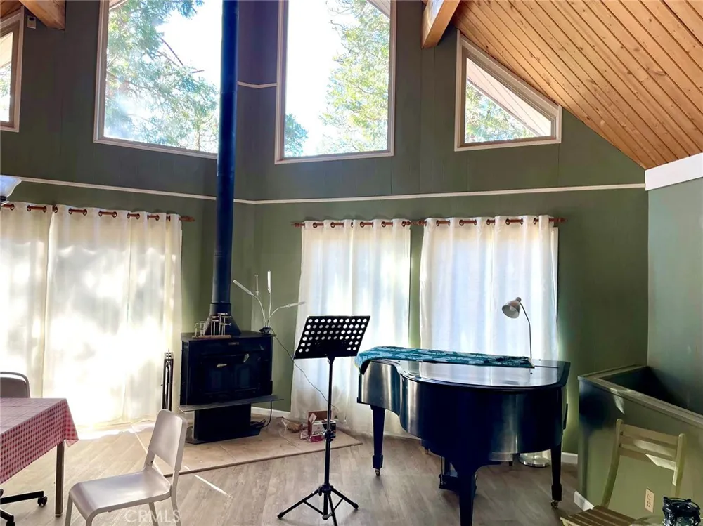 521 Grass Valley Road Lake Arrowhead, CA 92352
