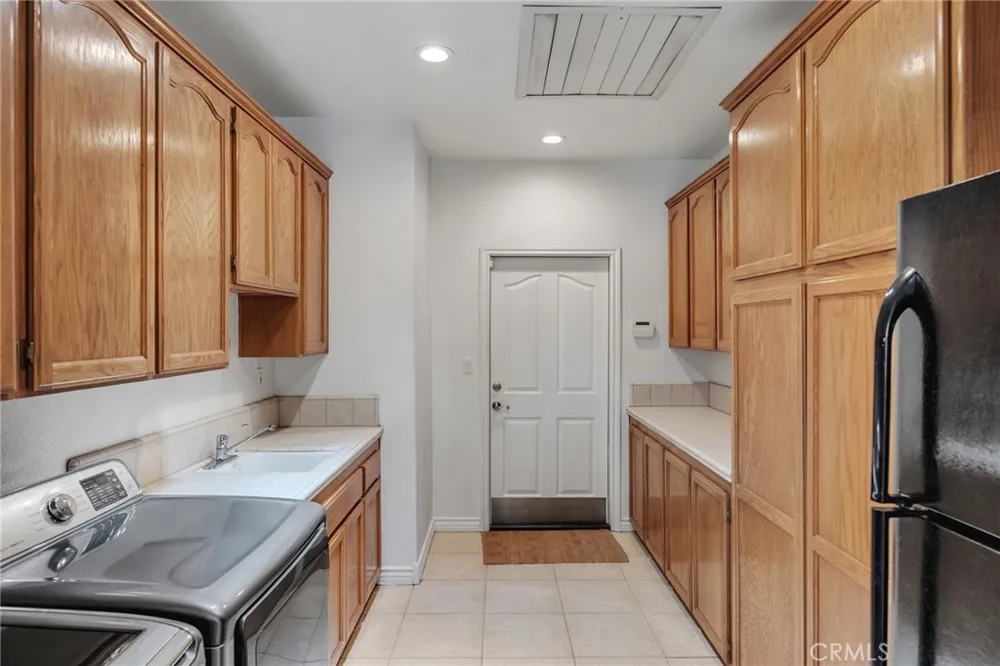 6955 Oak View Court Oak Hills, CA 92344