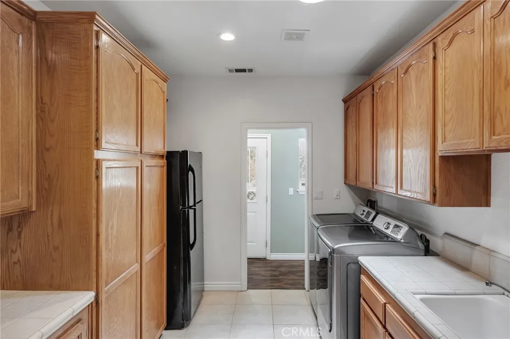 6955 Oak View Court Oak Hills, CA 92344