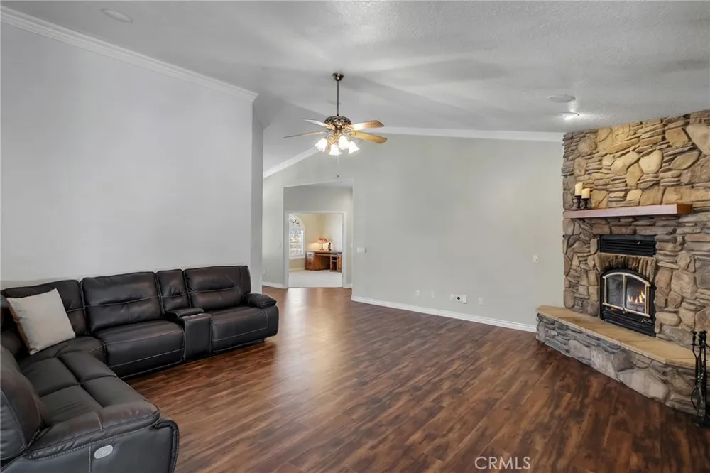 6955 Oak View Court Oak Hills, CA 92344