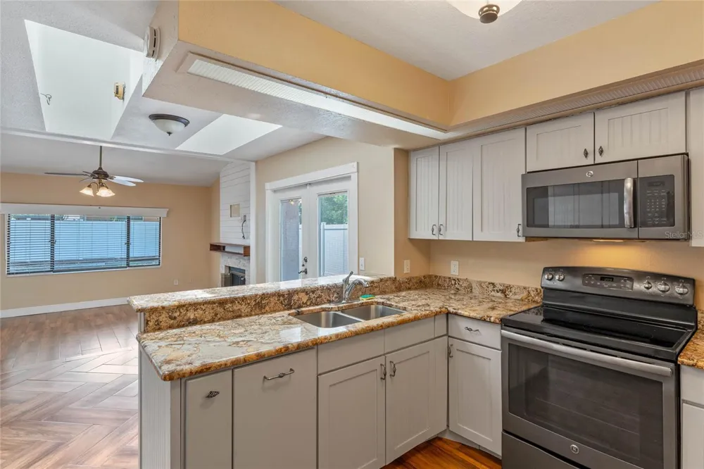 521 LAKESHORE CIRCLE Lake Mary, FL 32746