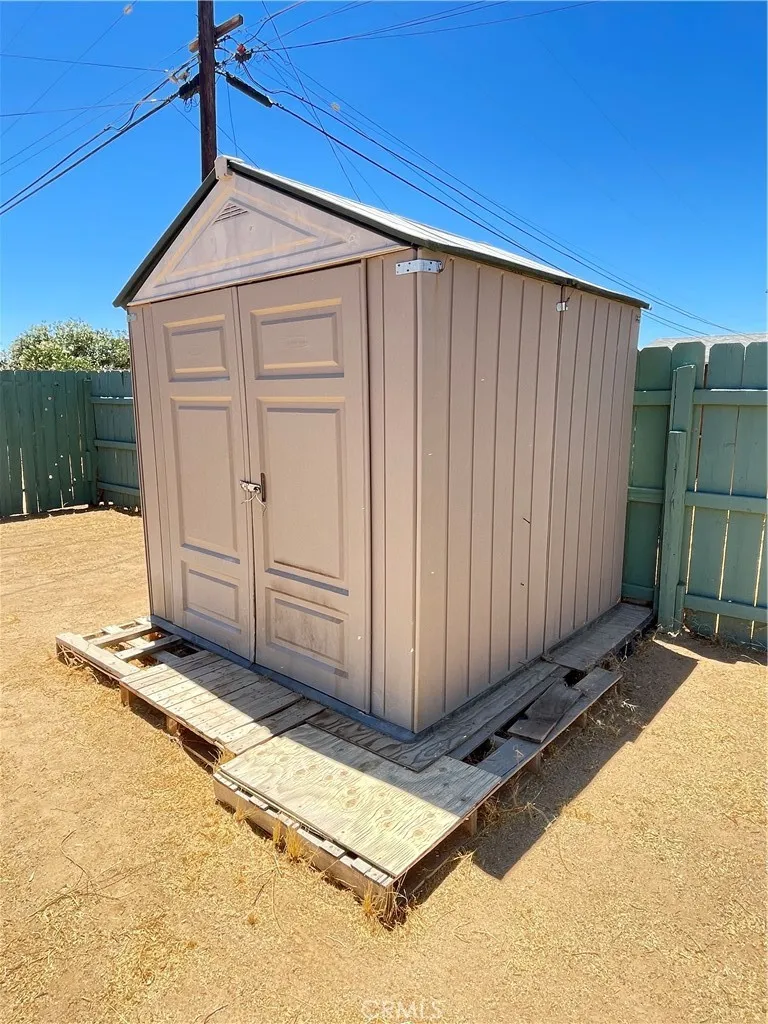 21219 Kenniston California City, CA 93505