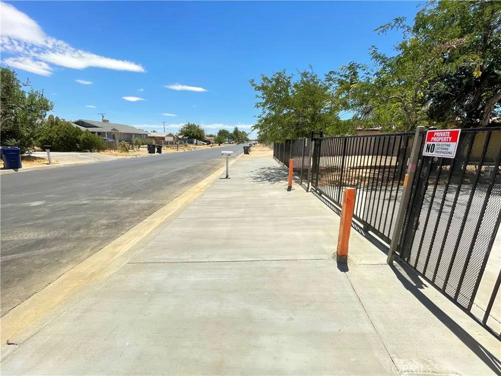 21219 Kenniston California City, CA 93505