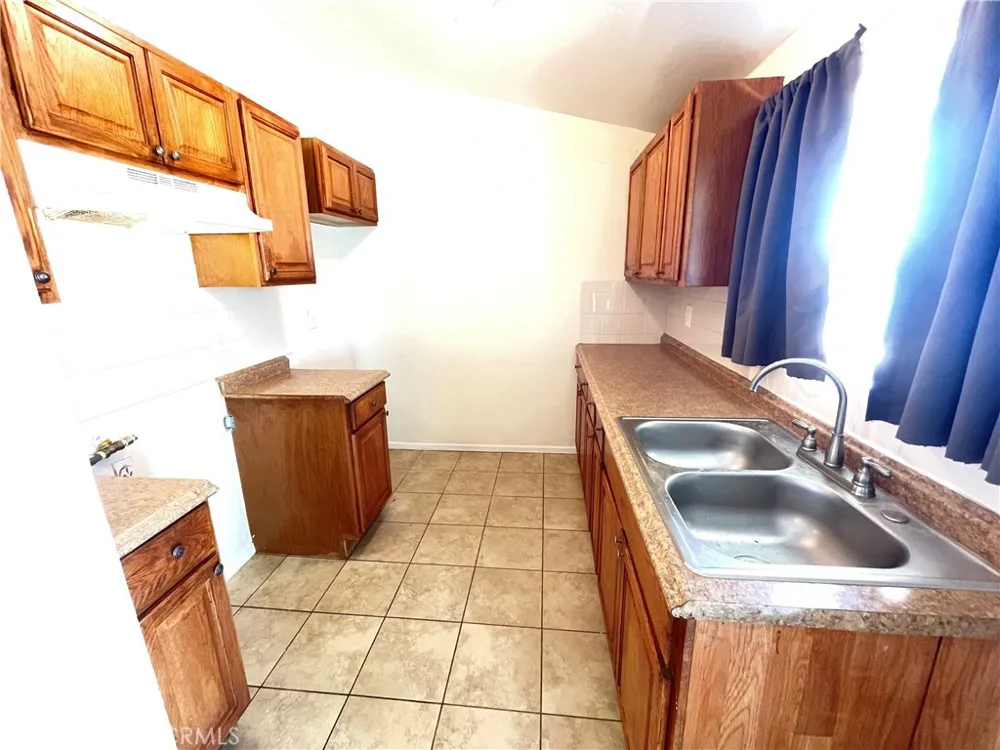 21219 Kenniston California City, CA 93505