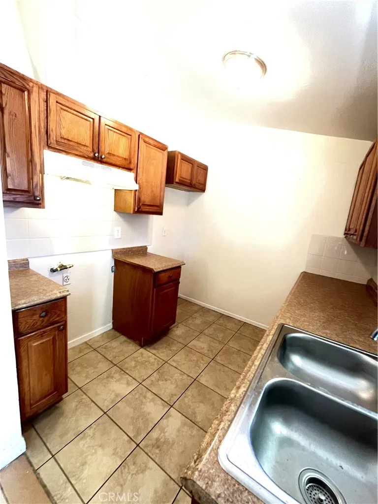 21219 Kenniston California City, CA 93505