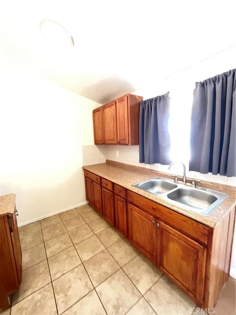 21219 Kenniston California City, CA 93505