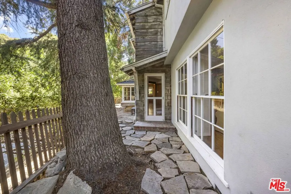 14807 Round Valley Drive Sherman Oaks, CA 91403