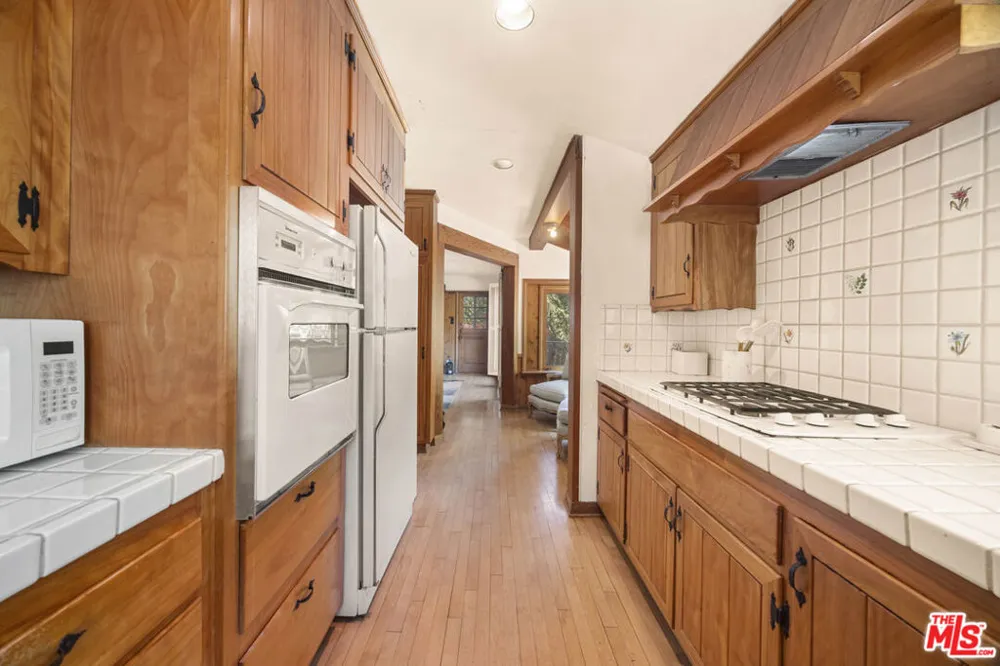 14807 Round Valley Drive Sherman Oaks, CA 91403