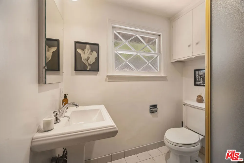 14807 Round Valley Drive Sherman Oaks, CA 91403