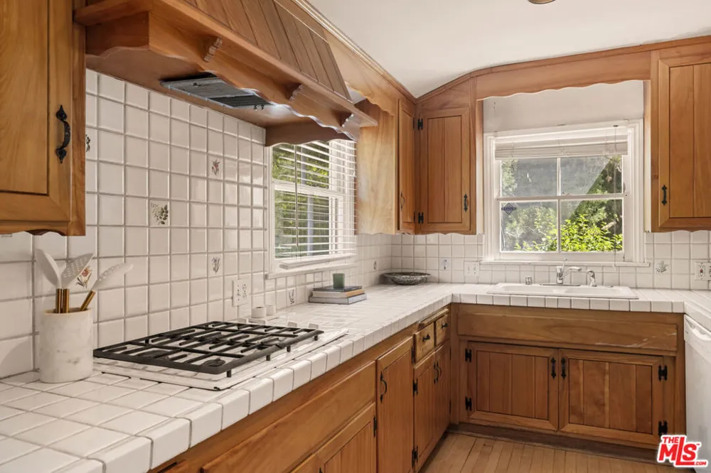 14807 Round Valley Drive Sherman Oaks, CA 91403
