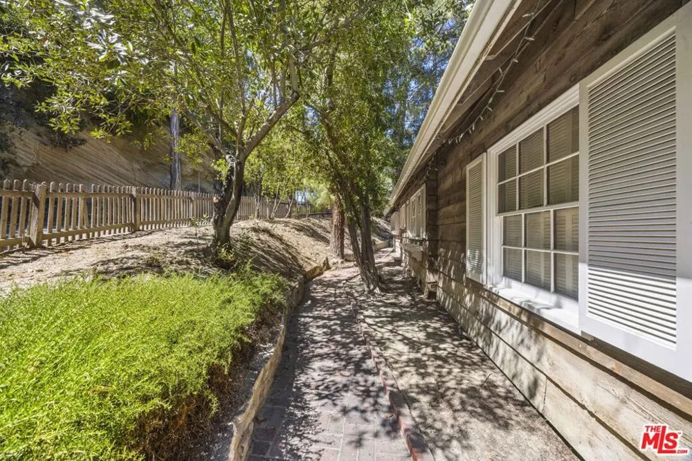 14807 Round Valley Drive Sherman Oaks, CA 91403