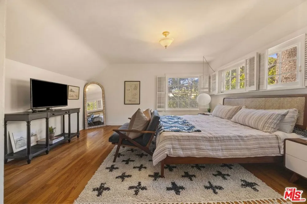 14807 Round Valley Drive Sherman Oaks, CA 91403