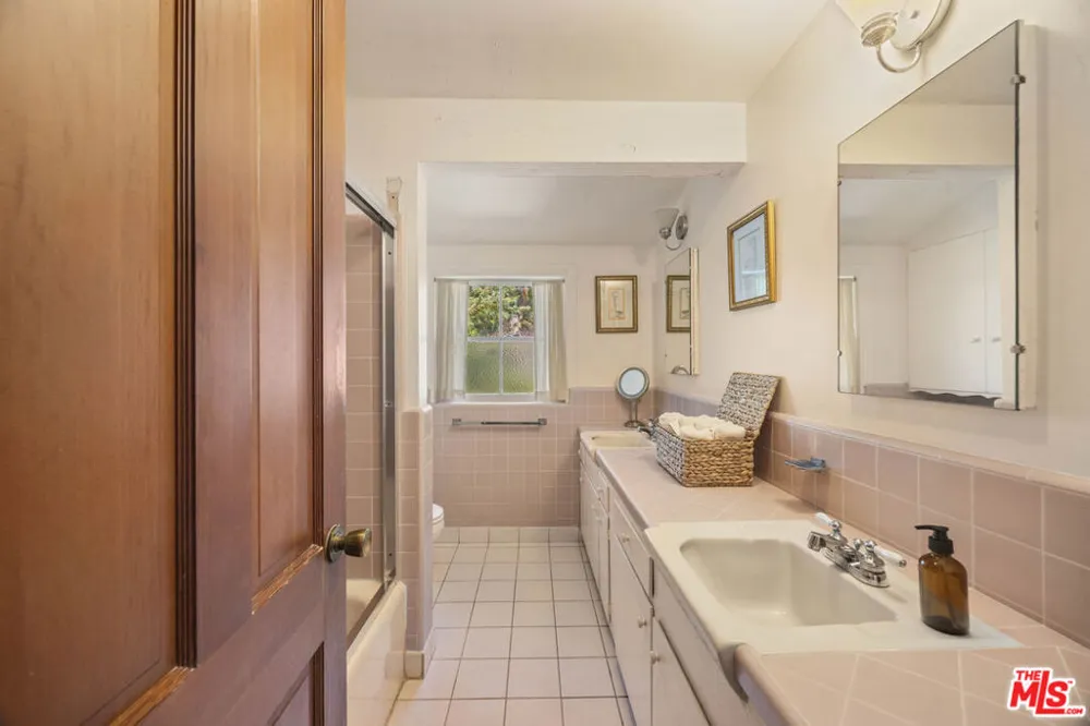 14807 Round Valley Drive Sherman Oaks, CA 91403