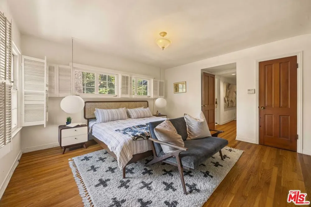 14807 Round Valley Drive Sherman Oaks, CA 91403