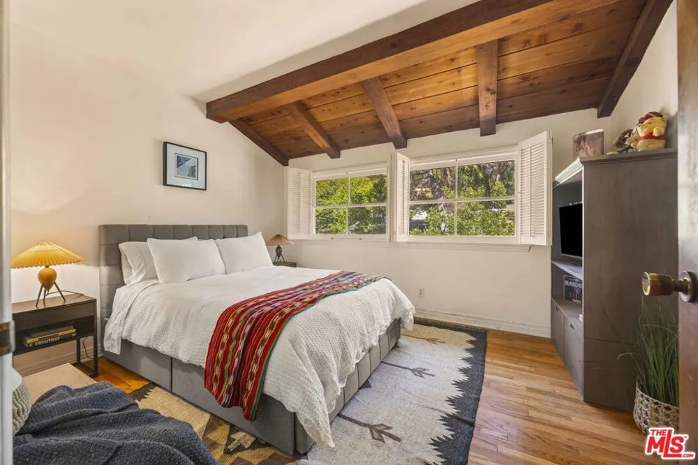 14807 Round Valley Drive Sherman Oaks, CA 91403