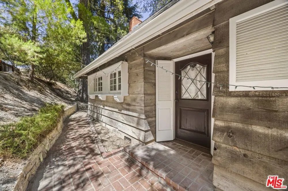 14807 Round Valley Drive Sherman Oaks, CA 91403