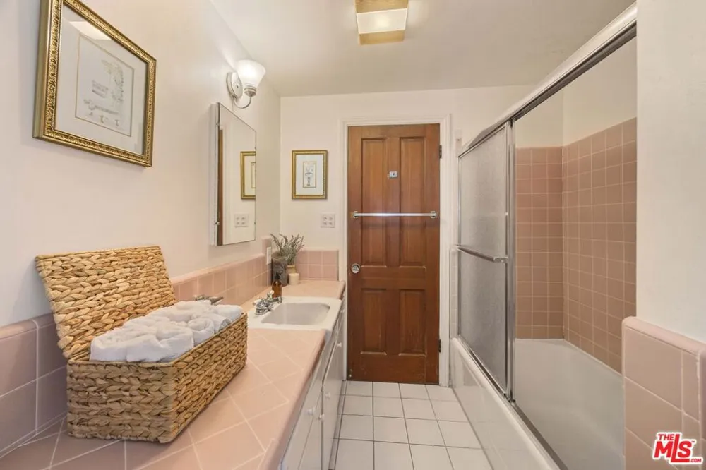 14807 Round Valley Drive Sherman Oaks, CA 91403