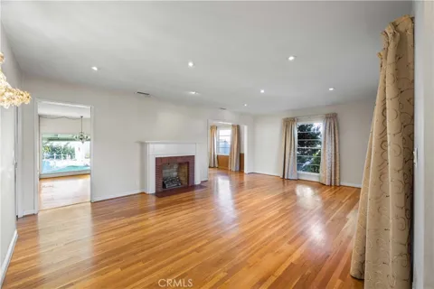 1207 Graynold