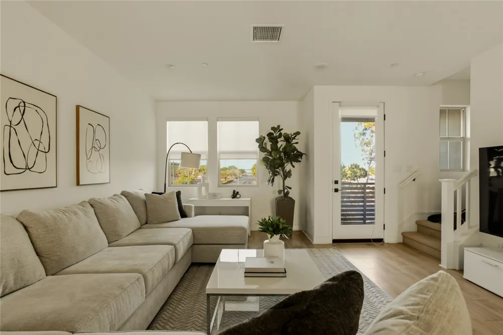 10942 Champions Lane Cypress, CA 90720