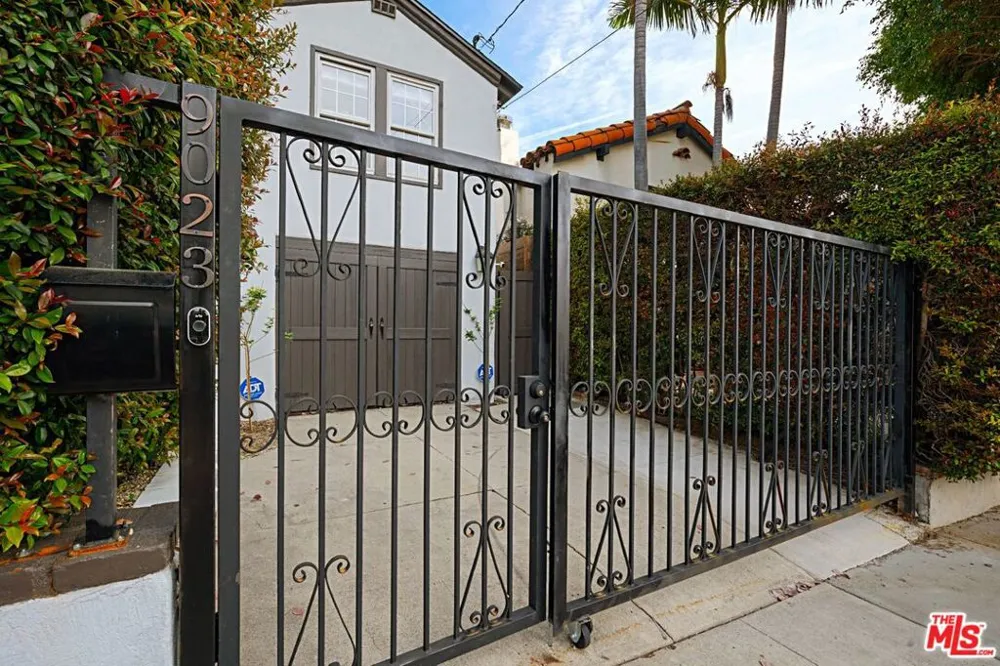 9023 PHYLLIS AVENUE West Hollywood, CA 90069