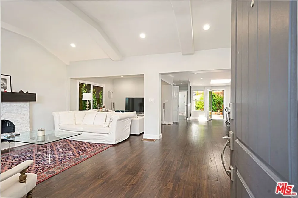 9023 PHYLLIS AVENUE West Hollywood, CA 90069