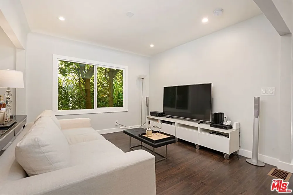 9023 PHYLLIS AVENUE West Hollywood, CA 90069