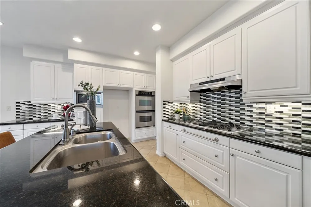 661 Lavender Azusa, CA 91702