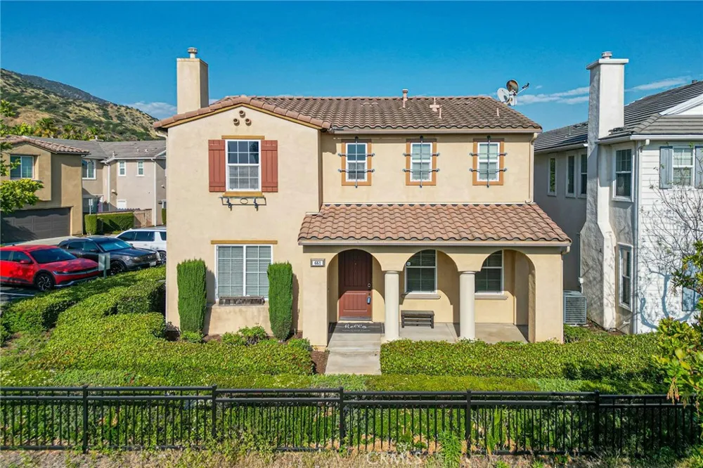 661 Lavender Azusa, CA 91702