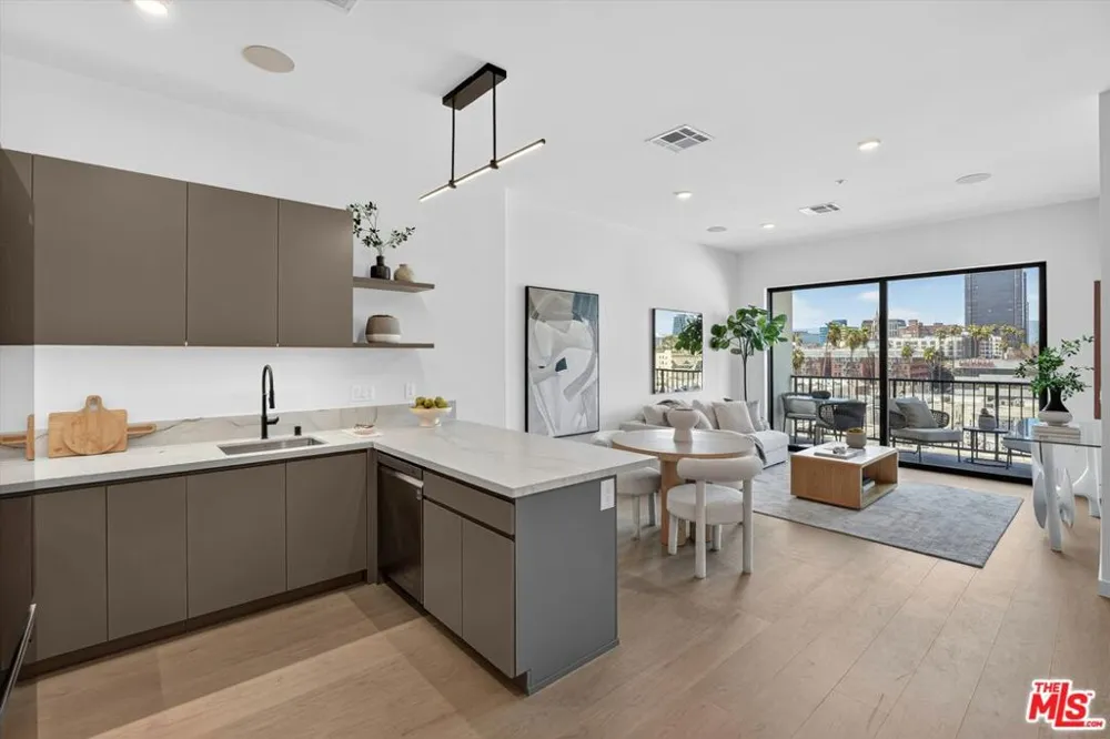 904 S New Hampshire Avenue #PH-3 Los Angeles, CA 90006