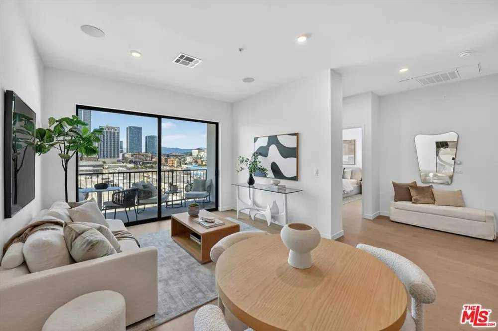 904 S New Hampshire Avenue #PH-3 Los Angeles, CA 90006