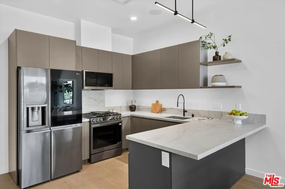 904 S New Hampshire Avenue #PH-3 Los Angeles, CA 90006