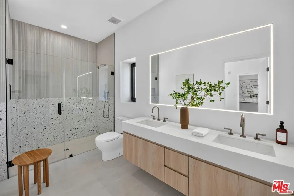 904 S New Hampshire Avenue #PH-3 Los Angeles, CA 90006