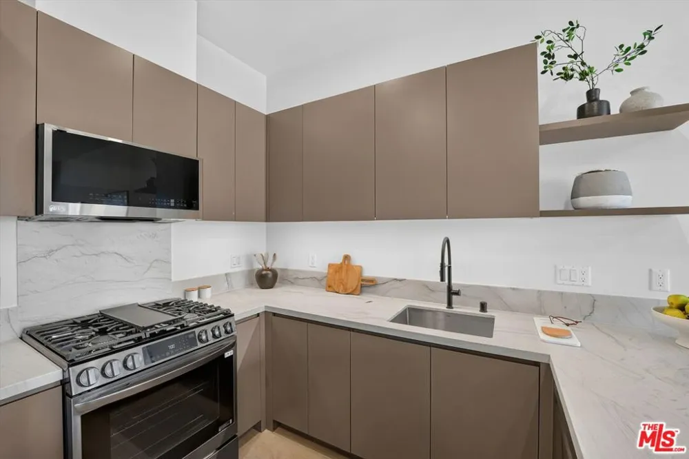 904 S New Hampshire Avenue #PH-3 Los Angeles, CA 90006
