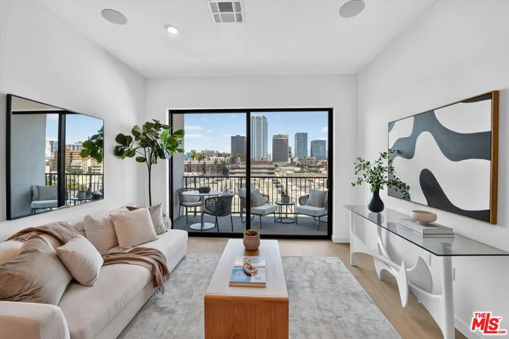 904 S New Hampshire Avenue #PH-3 Los Angeles, CA 90006
