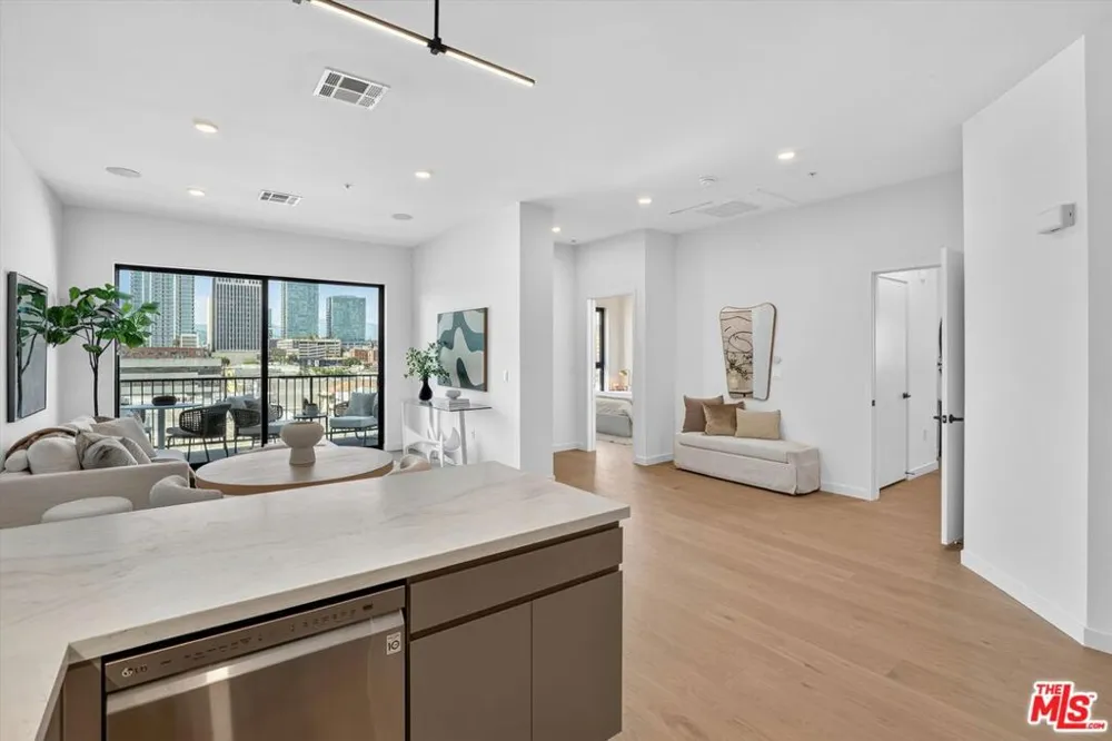 904 S New Hampshire Avenue #PH-3 Los Angeles, CA 90006