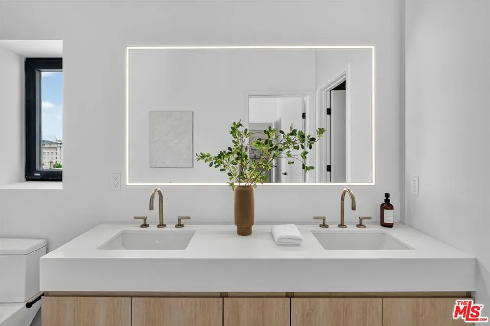 904 S New Hampshire Avenue #PH-3 Los Angeles, CA 90006
