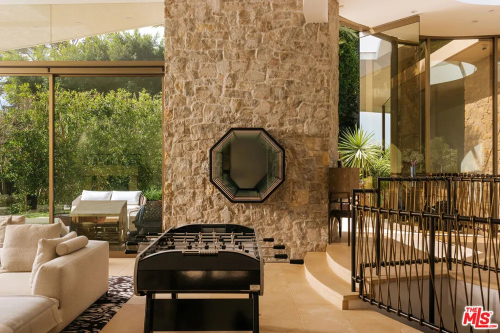 9233 Swallow Drive West Hollywood, CA 90069